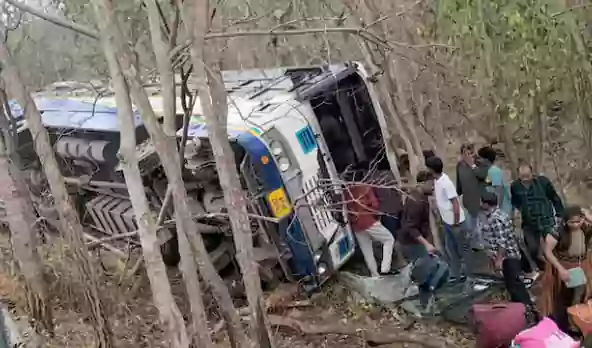 శ్రీశైలం ఘాట్‌రోడ్డులో ఆర్టీసీ బస్సు బోల్తా