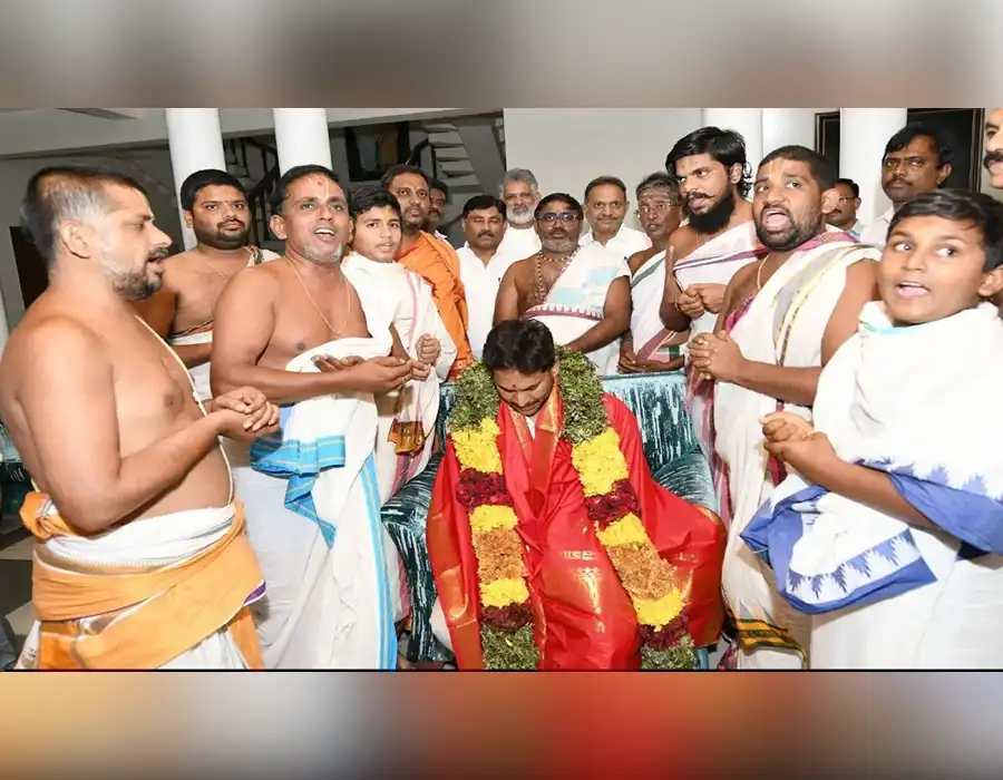 జ‌గ‌న్‌ను ఆశీర్వ‌దించిన అర్చ‌కుల‌కు TTD బిగ్ షాక్..!!