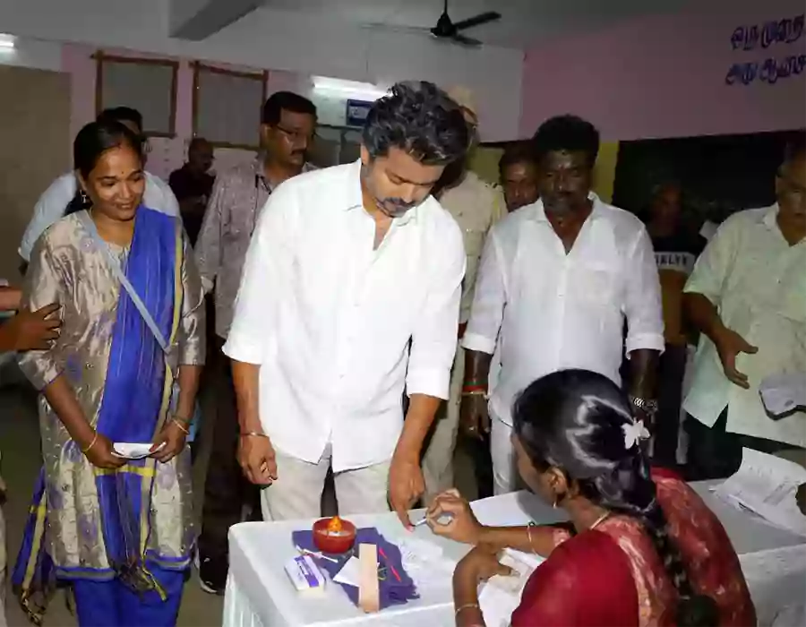 ఓటేసిన టీవీకే అధినేత విజయ్‌