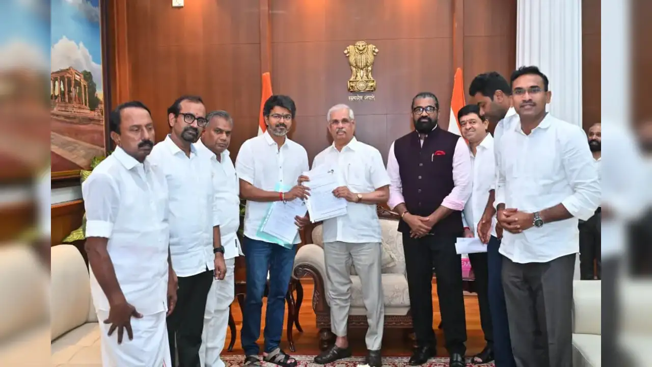 తమిళనాడులో సంచలన ట్విస్ట్.. విజయ్ ప్రమాణ స్వీకారం డౌటే !
