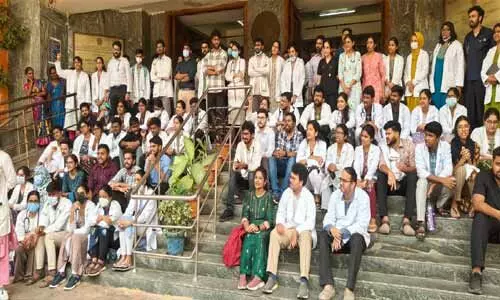 గాంధీలో జూడాల ధర్నా