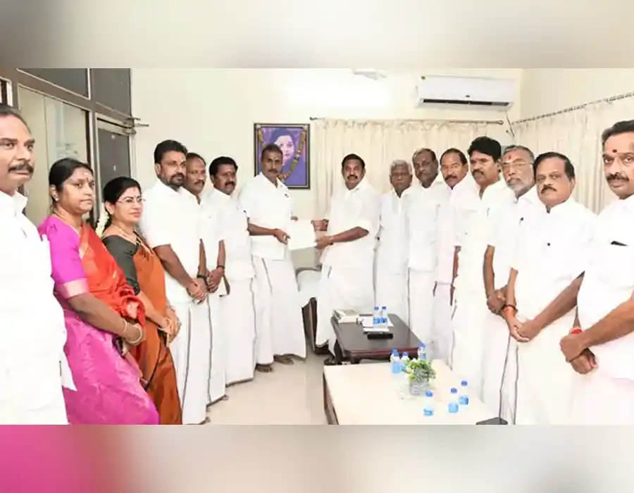 అన్నాడీఎంకేలో చీలిక లేదు.. మేమంతా ఒక్కటే..