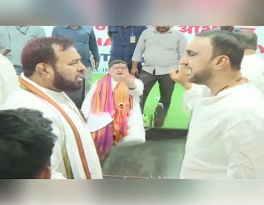 గాంధీభవన్‌లో ఘర్షణ.. మంత్రుల ముందే కొట్టుకున్న కాంగ్రెస్ నేతలు