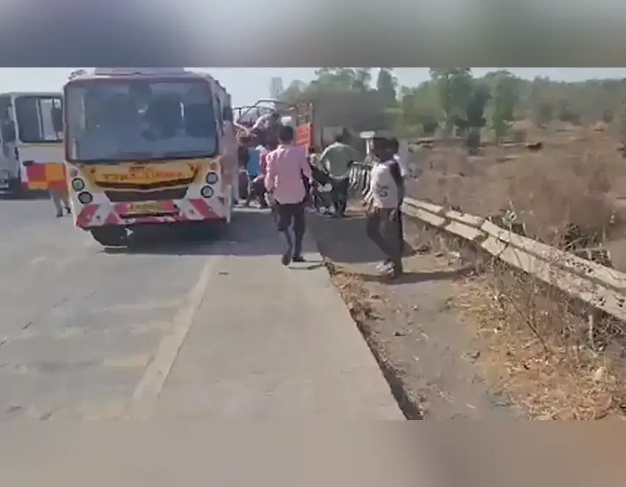 ఘోర రోడ్డు ప్రమాదం.. 12 మంది దుర్మరణం