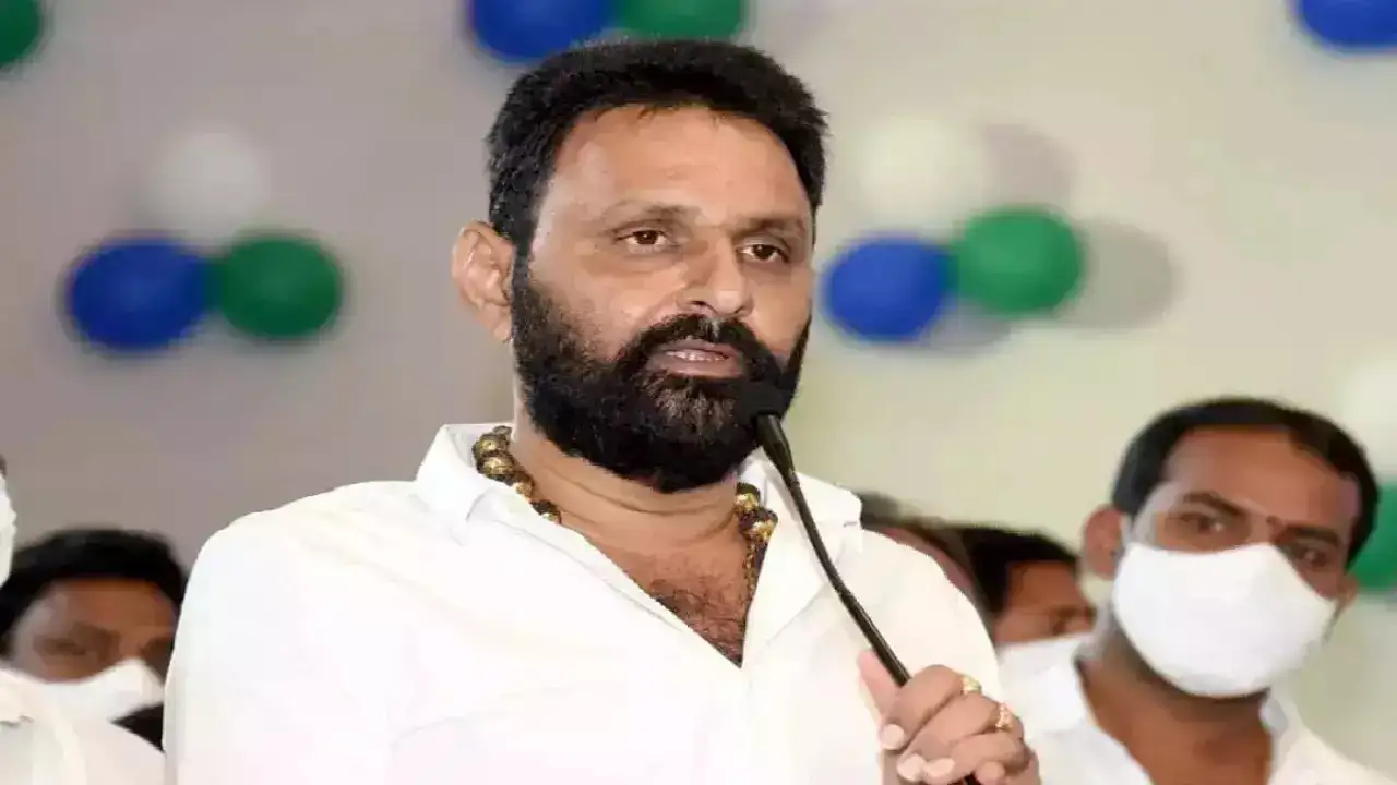 చంద్రబాబుకు వంగి నమస్కారాలు పెట్టడమే తెలుసు: మాజీమంత్రి కొడాలి నాని