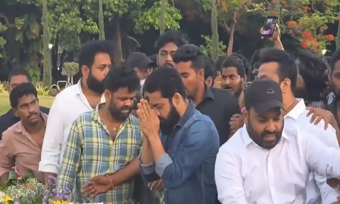 ఎన్టీఆర్ జయంతి.. ఎన్టీఆర్ ఘాట్ వద్ద ఘనంగా నివాళులర్పించిన జూనియర్ ఎన్టీఆర్