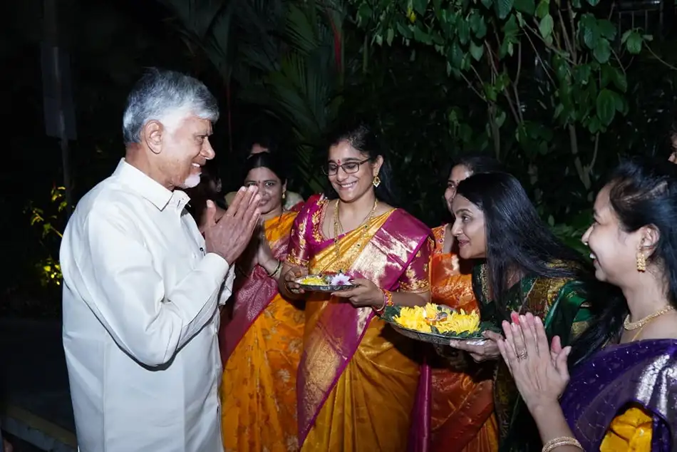 సింగపూర్‌ చేరుకున్న సీఎం చంద్రబాబు.. తెలుగు ప్రజల ఘనస్వాగతం