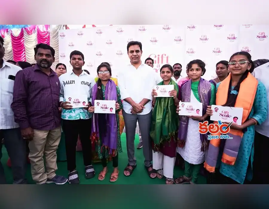 గిఫ్ట్ ఏ స్మైల్.. విద్యార్థులకు ట్యాబ్‌లు పంపిణీ చేసిన కేటీఆర్