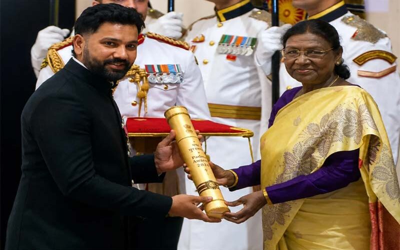 పద్మ శ్రీ అవార్డు అందుకున్న రోహిత్..