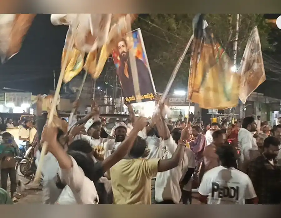 రిలీజ్‌కు ముందే థియేటర్ల వద్ద రామ్ చరణ్ ఫ్యాన్స్ హంగామా..!