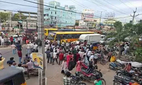 మహిళా విద్యార్థుల పై చేయి చేసుకున్న సిఐ