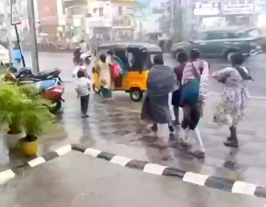 భారీ వర్షానికి ఇద్దరు బలి.. ప్రాణాలు తీసిన కరెంటు షాక్