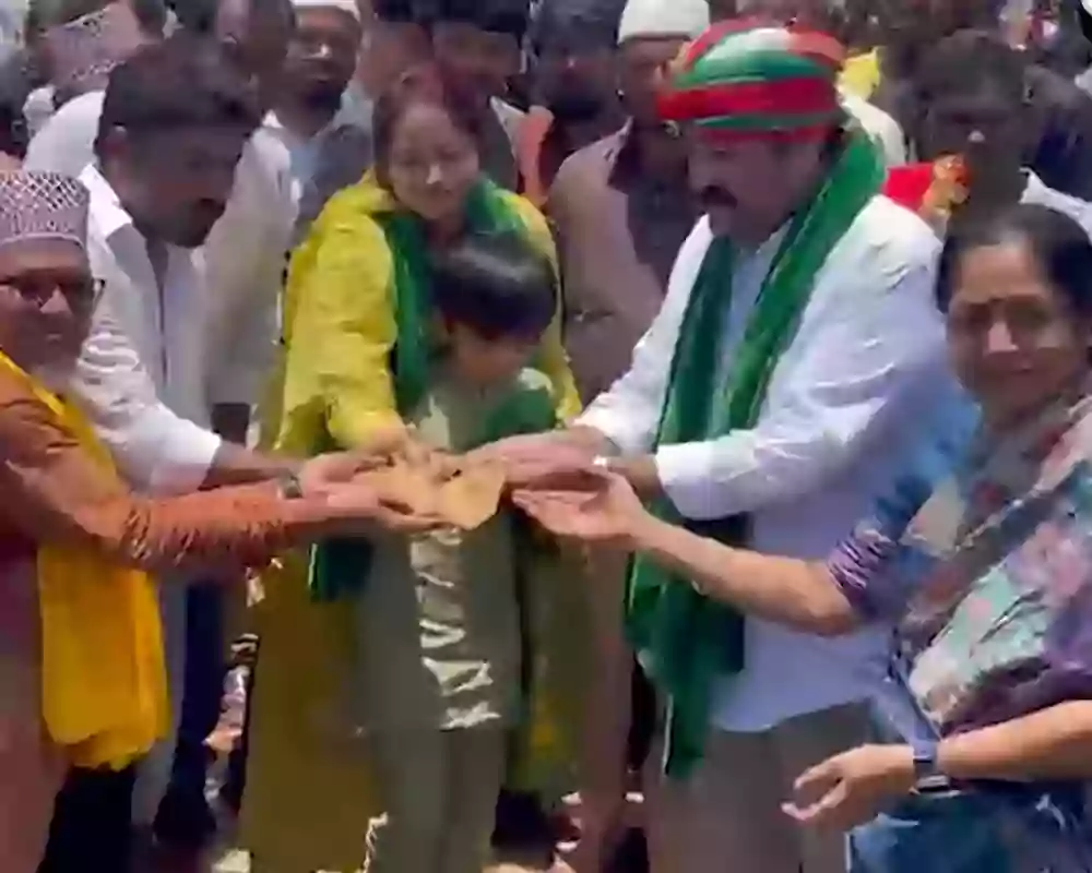 రొట్టెల పండుగలో ఎమ్మెల్యే రొట్టెలు పంచుకున్న సోదరులు