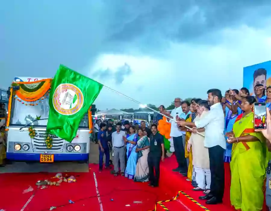 మహిళా స్వయం సహాయక సంఘాలకు బస్సులు అందజేసిన రేవంత్ రెడ్డి