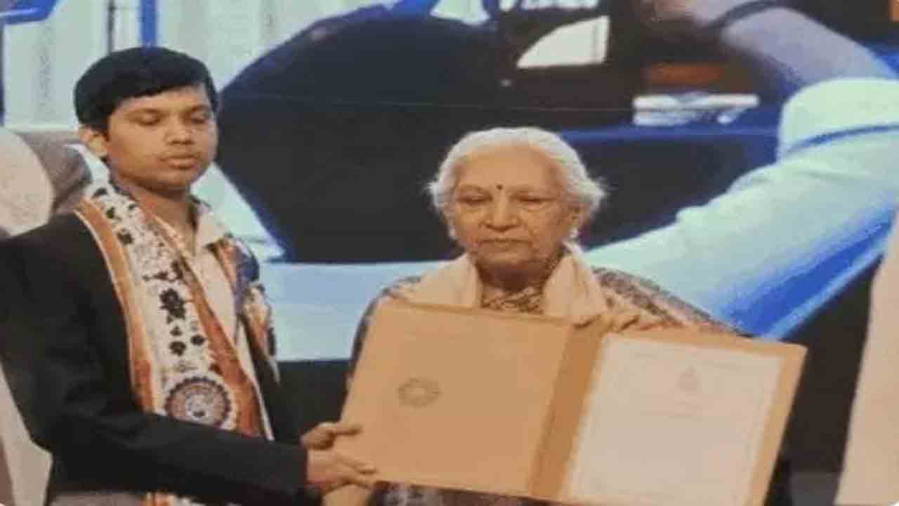 ఉద్యోగ ప్రయత్నాల్లో 50 సార్లు విఫలం.. బీటెక్ గోల్డ్ మెడలిస్ట్ ఆత్మహత్య