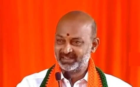 హిందూ విద్యార్థులకు కల్మా హోంవర్క్?: బండి సంజయ్ ఫైర్