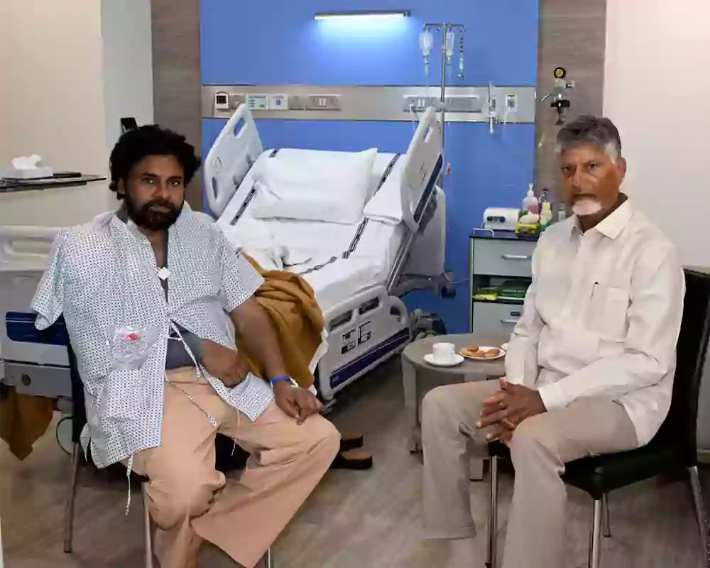 ముంబయిలో పవన్‌ కల్యాణ్‌ను పరామర్శించిన సీఎం చంద్రబాబు
