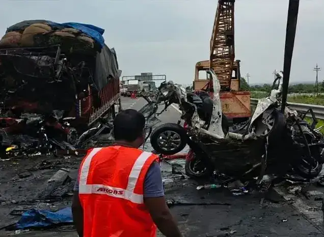 మహారాష్ట్రలో ట్రక్కు-కారు ఢీకొని ఐదుగురు దుర్మరణం