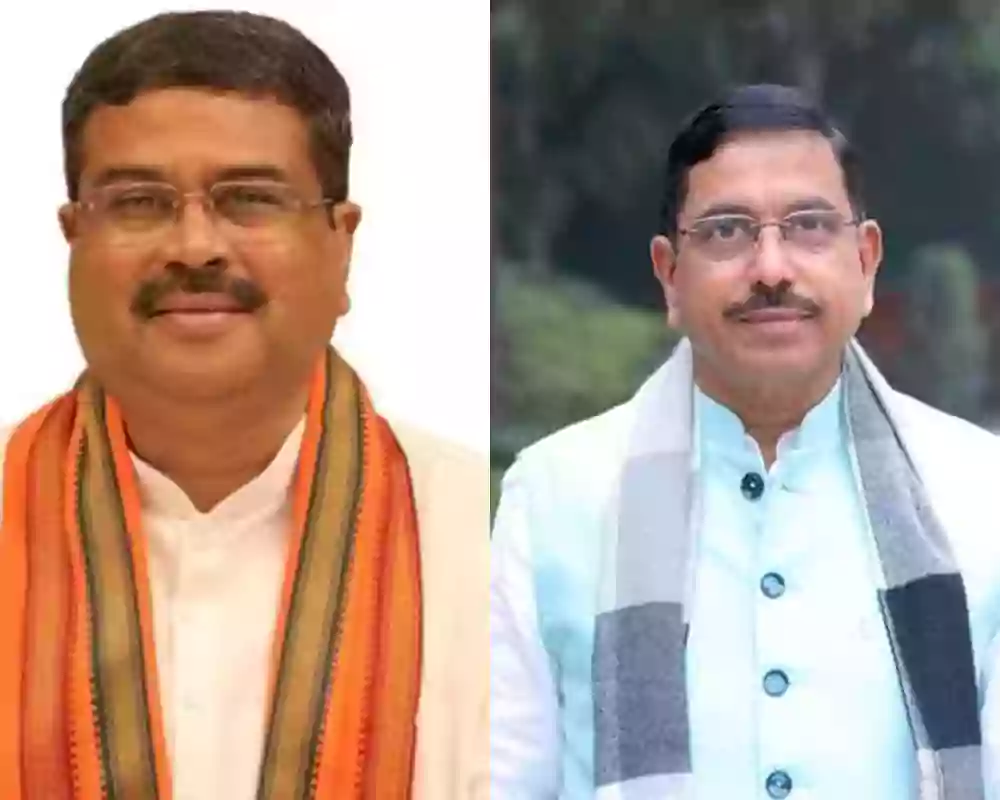 కేంద్ర విద్యాశాఖ తాత్కాలిక మంత్రిగా ప్రహ్లాద్ జోషి