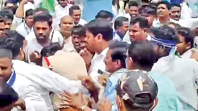 మహిళా ఎస్సైపై వైకాపా నేతల దౌర్జన్యం.. 21 మందిపై కేసు