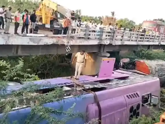 బ్రిడ్జిపై నుంచి ప‌డిన ట్రావెల్ బ‌స్సు.. 20 మందికి గాయాలు