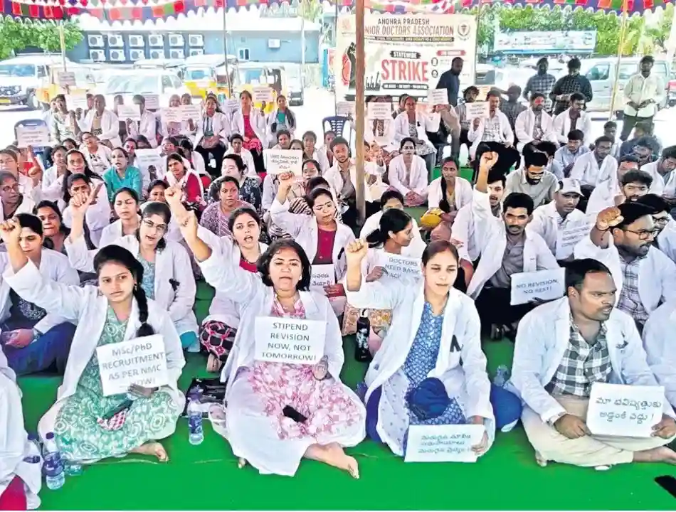 ఏపీలో ఆగని జూనియర్ డాక్టర్ల సమ్మె