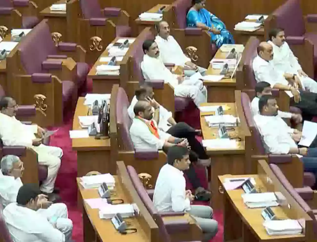 వైకాపా సభ్యుల ఆందోళనలతో శాసనమండలి వాయిదా