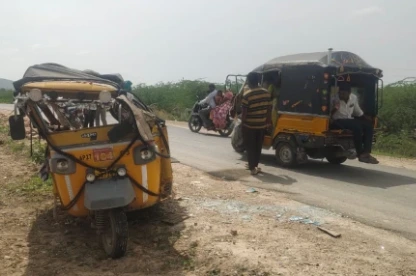 ఆటో బోల్తా.. ఎనిమిది మందికి గాయాలు