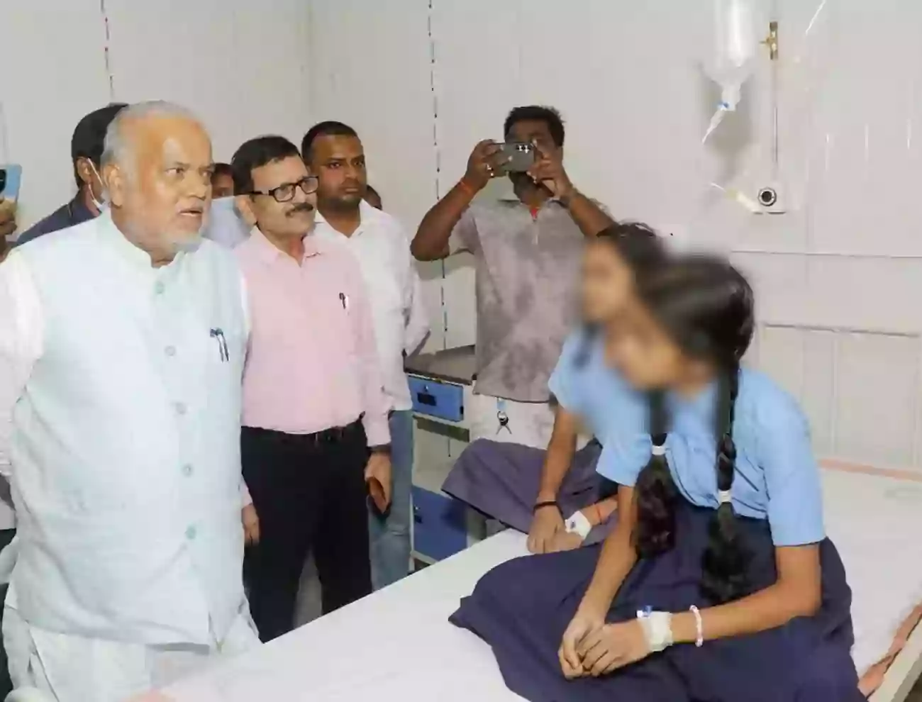 ఉప్పు అనుకుని సర్ఫ్ వడ్డించడంతో 40 మంది విద్యార్థులకు అస్వస్థత!