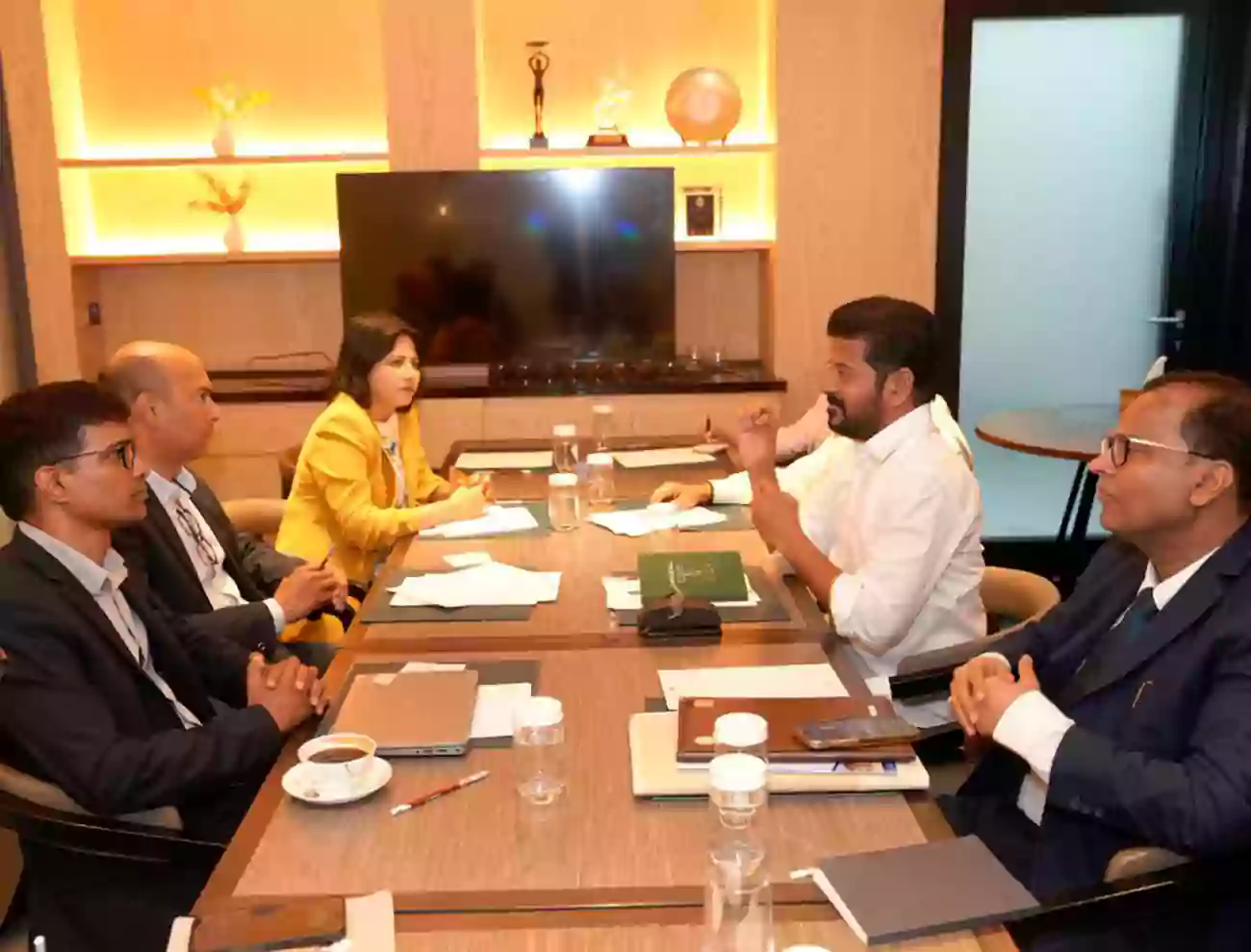 కేంబ్రిడ్జ్ ప్రతినిధులతో సీఎం రేవంత్ భేటీ..