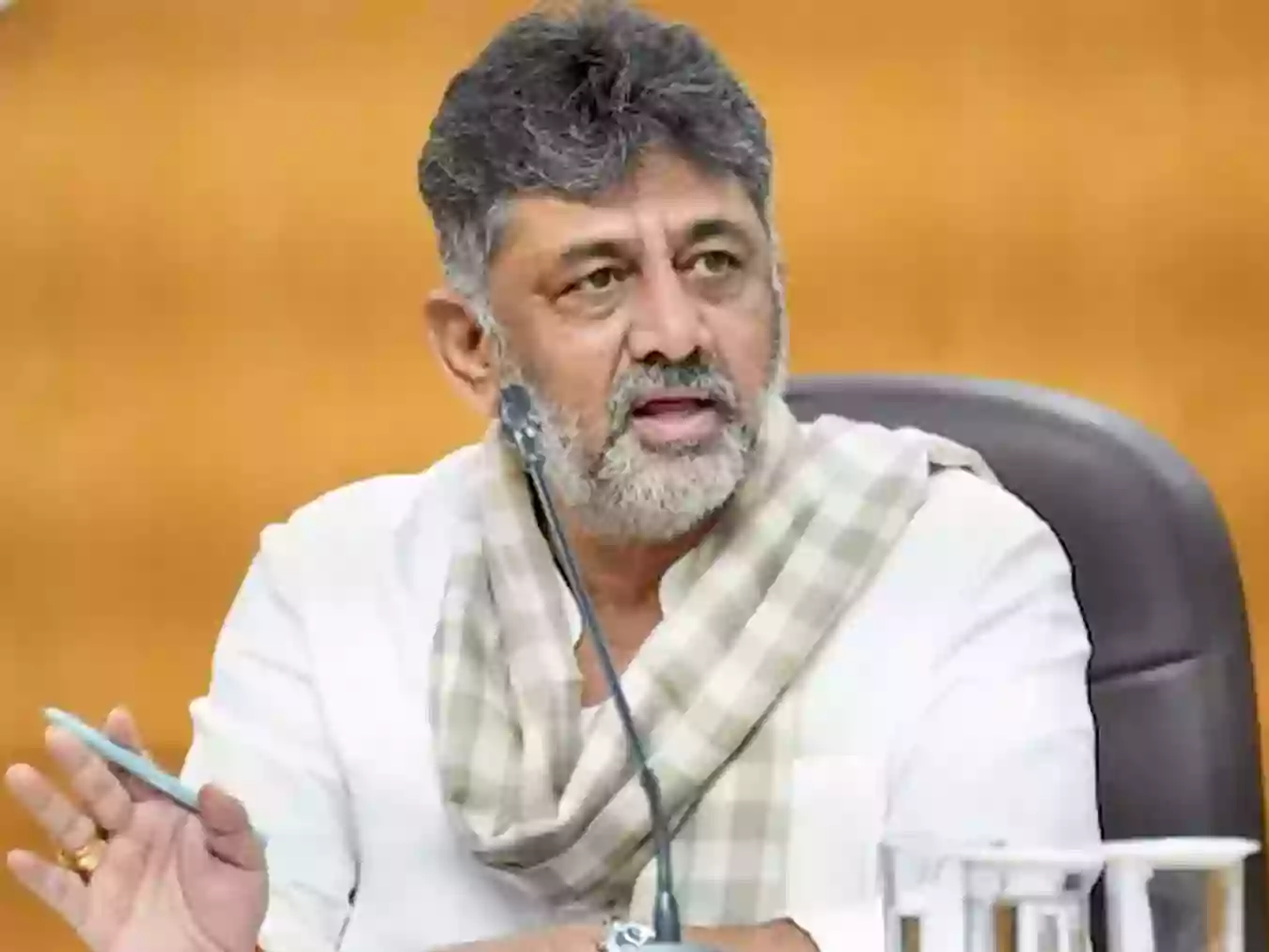 నాకు తెలియకుండానే నిర్ణయమా? అధికారులపై డీకే శివకుమార్ ఆగ్రహం