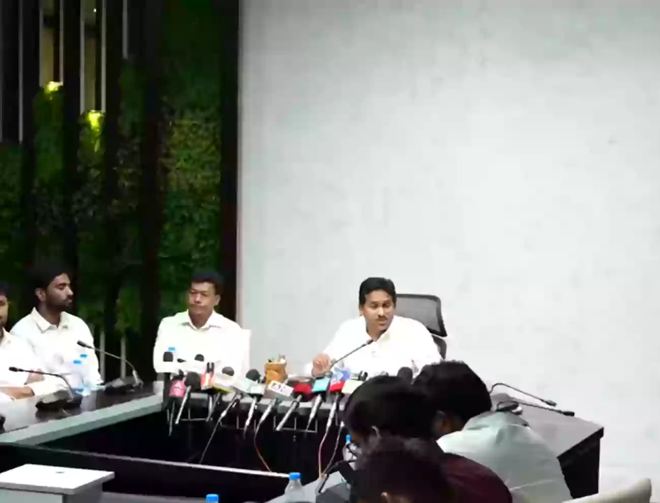 లోకేష్ రాజీనామా చేయాల్సిందే: జగన్ సంచలన వ్యాఖ్యలు