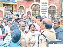 ప్రకాశ్ రాజ్ కు నిరసన సెగ