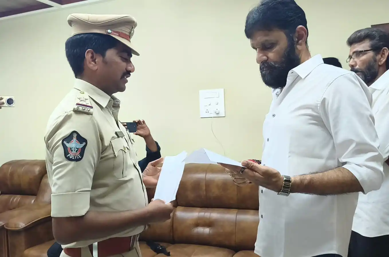 కొడాలి నానికి సర్కార్ షాక్..! చనువుగా ఉన్న ఎస్సైపై వేటు..!