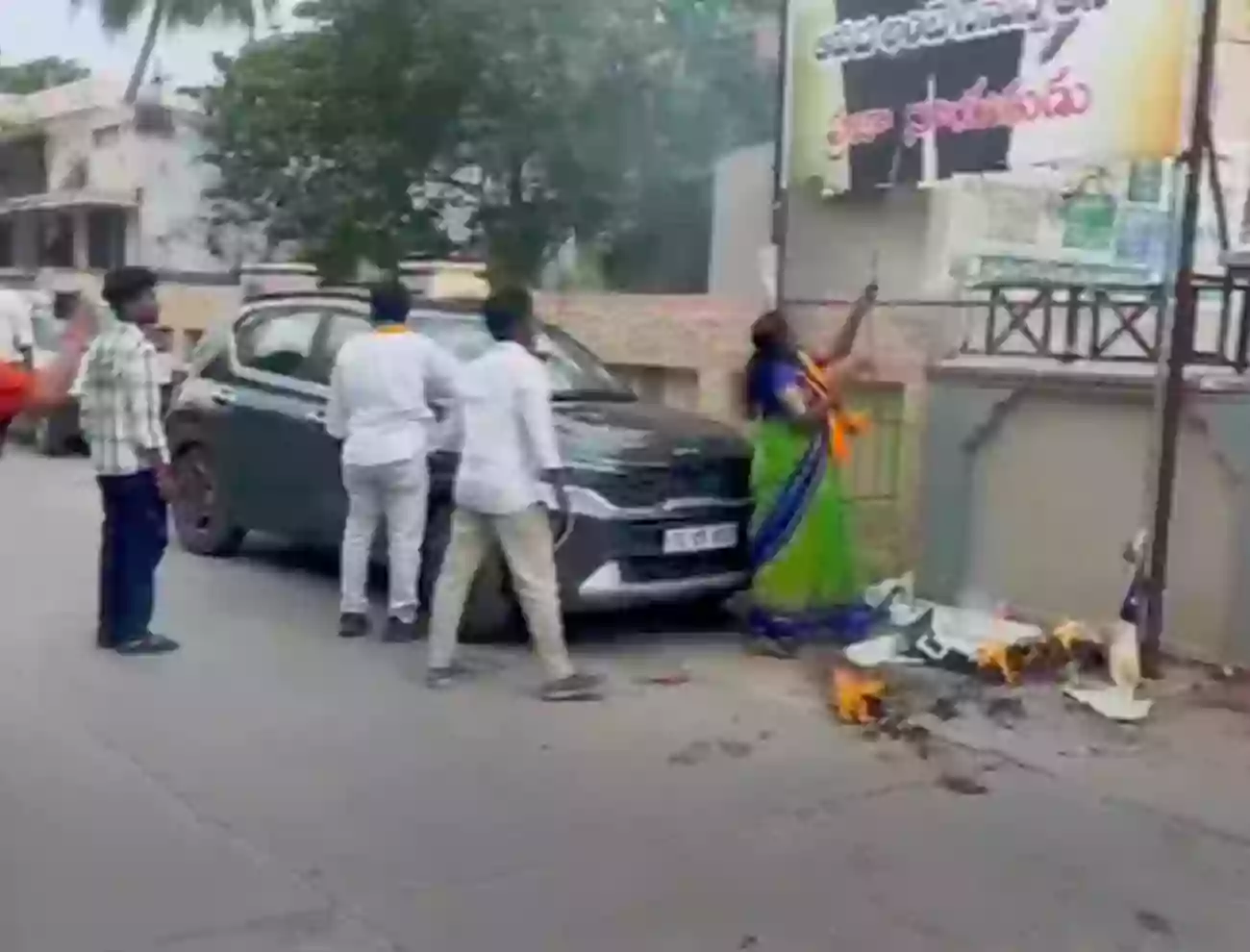 కోమటిరెడ్డి ఆఫీసుపై బీజేపీ కార్యకర్తల దాడి