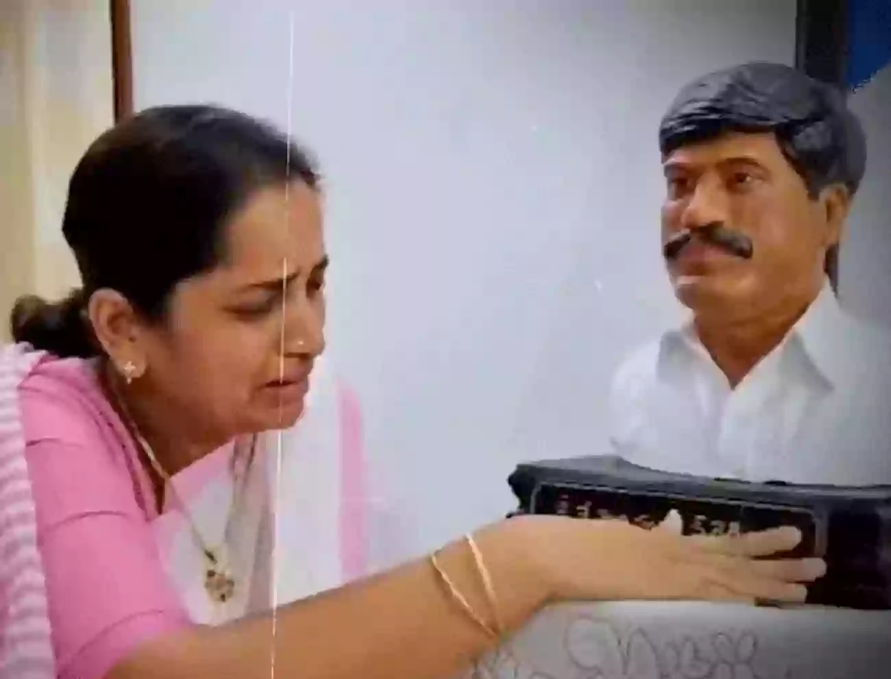పెద్ది విగ్రహం వద్ద కన్నీటి పర్యంతమైన సుద‌ర్శ‌న్ రెడ్డి స‌తీమ‌ణి