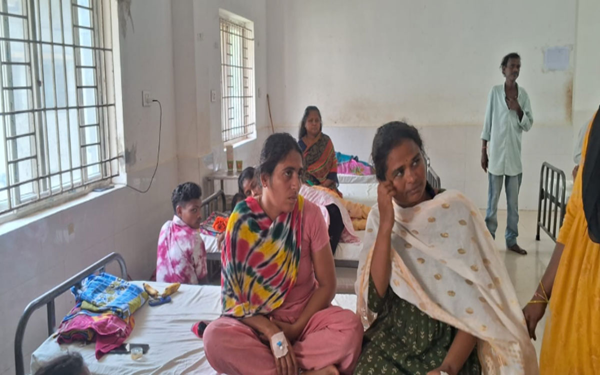 రైతు పొలంలో పురుగు మందు స్ప్రే… 14 మంది కూలీలకు అస్వ‌స్థత
