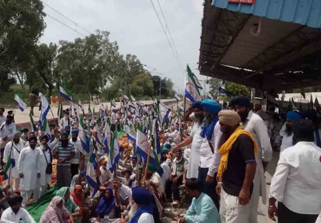 పంజాబ్‌ రైతుల రైల్‌ రోకో.. నిలిచిన పలు రైళ్లు, రాకపోకలకు అంతరాయం