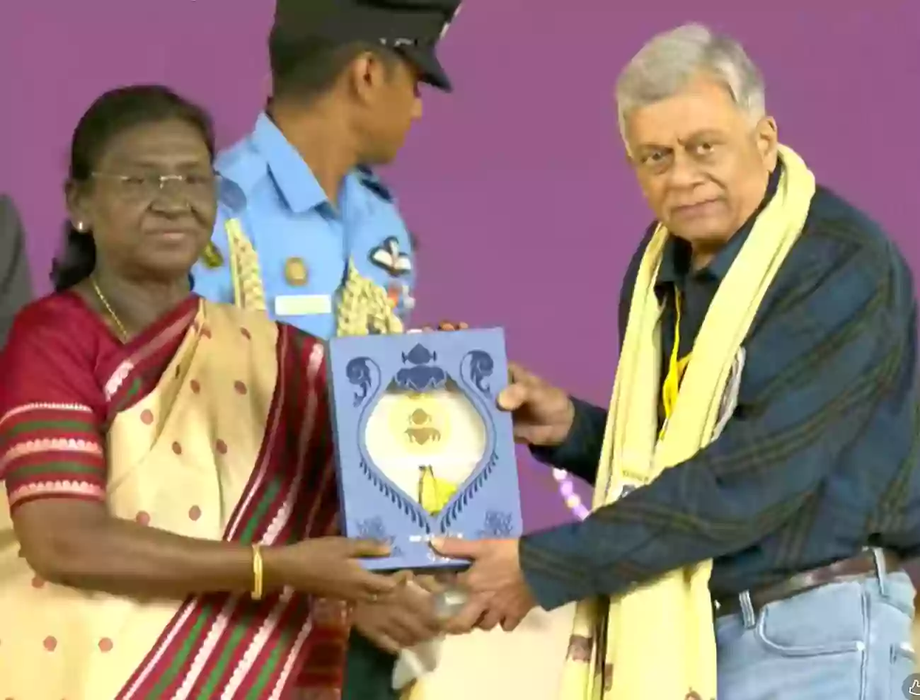 ‘దాదాసాహెబ్ ఫాల్కే’ పురస్కారం స్వీకరించిన అనంత్‌ నాగ్..!