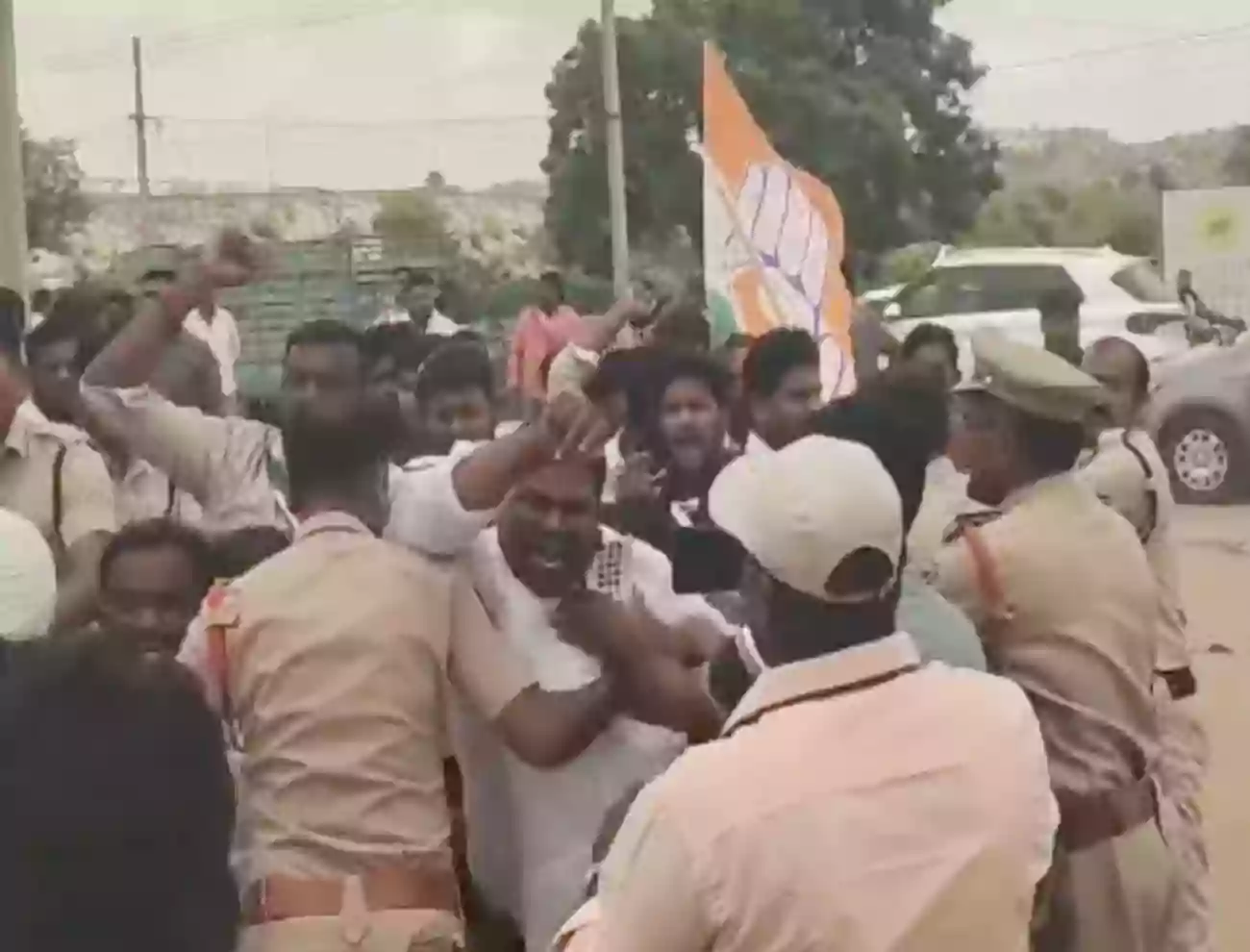 భువనగిరిలో ఉద్రిక్తత