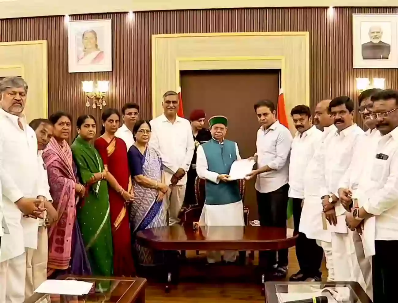 పోలీసులు దాడి చేసిన తీరును గవర్నర్‌కు వివరించాం : కేటీఆర్