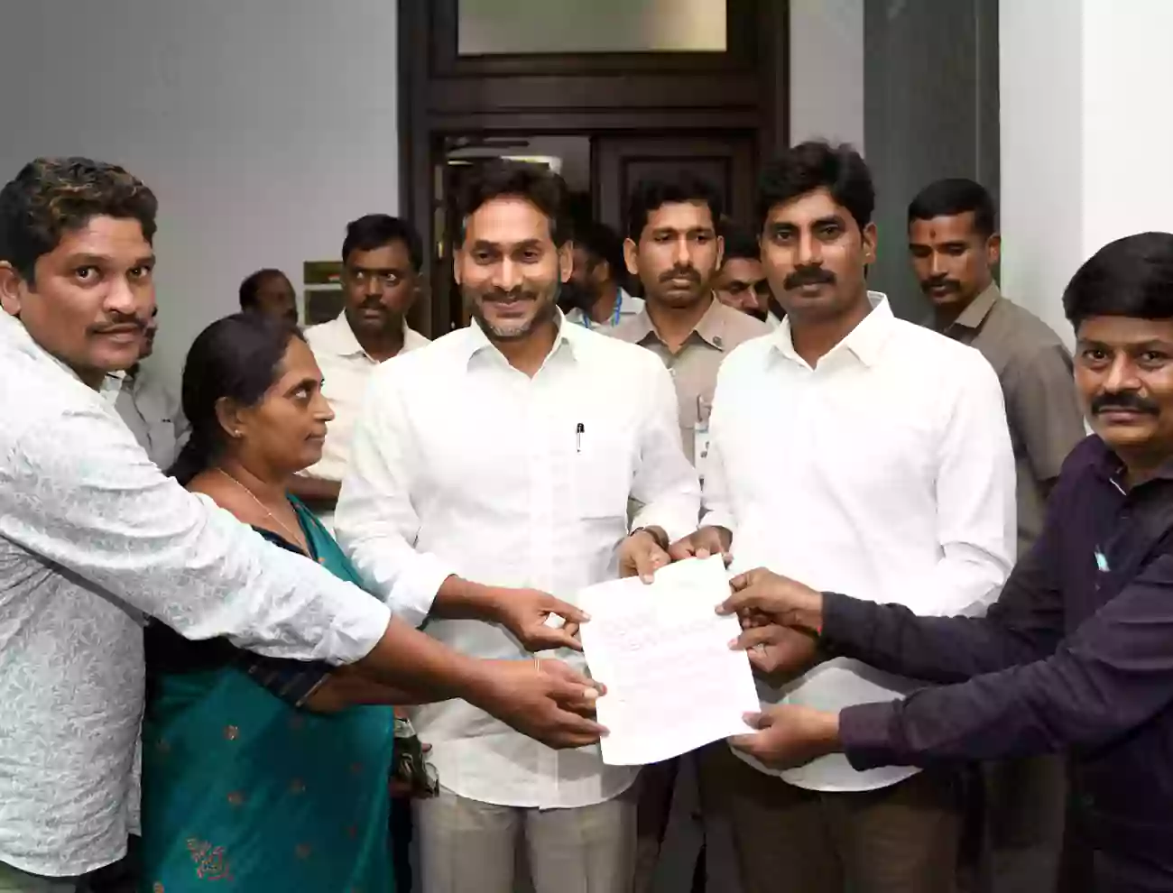 వైఎస్ జగన్‌ను కలిసిన నిరుద్యోగులు