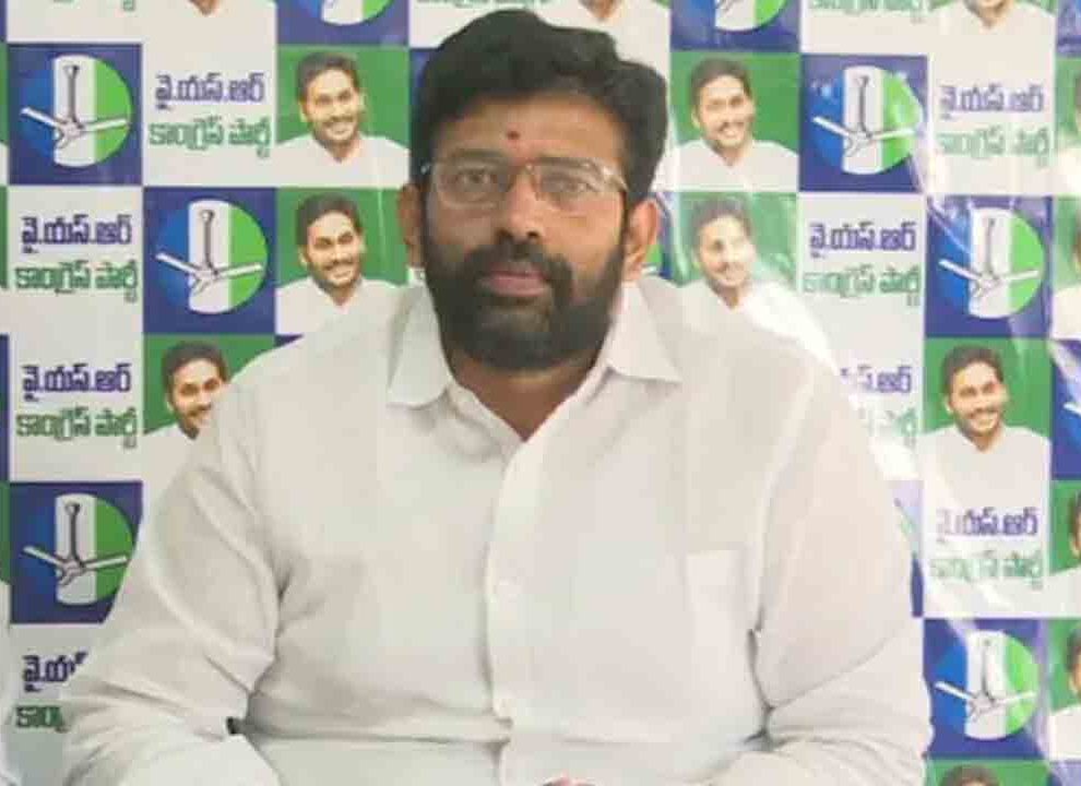 హెరిటజ్‌లో పాలు, పెరుగు అమ్మినట్టు టీచర్ ఉద్యోగాలు అమ్మేశారు..