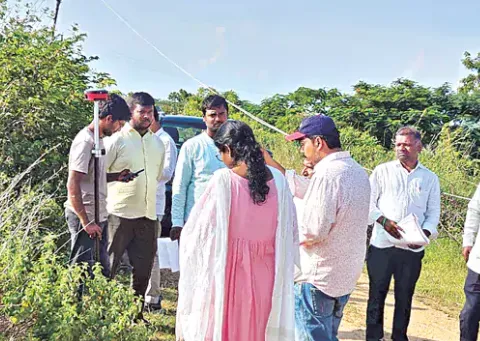 ఎర్రవల్లిలో రెండోరోజూ కొనసాగుతున్న భూముల సర్వే