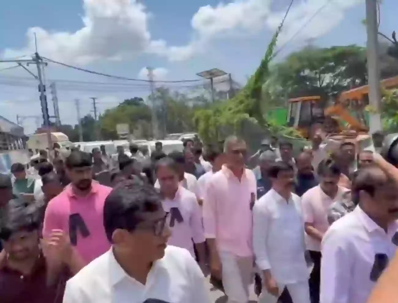 కేటీఆర్, హరీశ్‌రావు వాహనాలను అడ్డుకున్న పోలీసులు.. కాలినడకగా