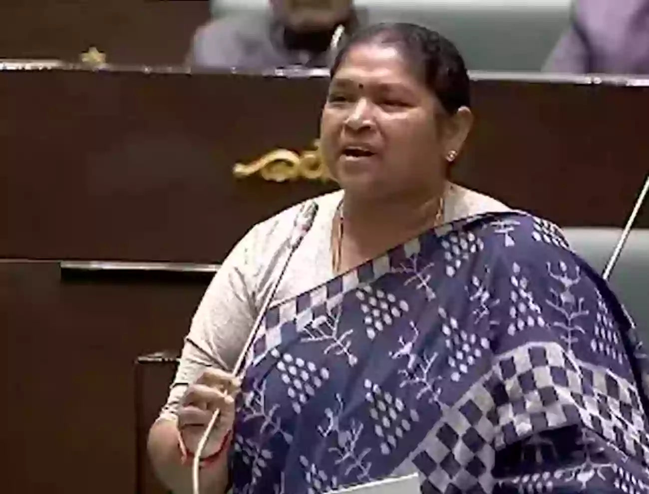 మహిళా పోలీసుల ముందే బట్టలు ఎందుకు విప్పాలి? సీతక్క ఆగ్రహం