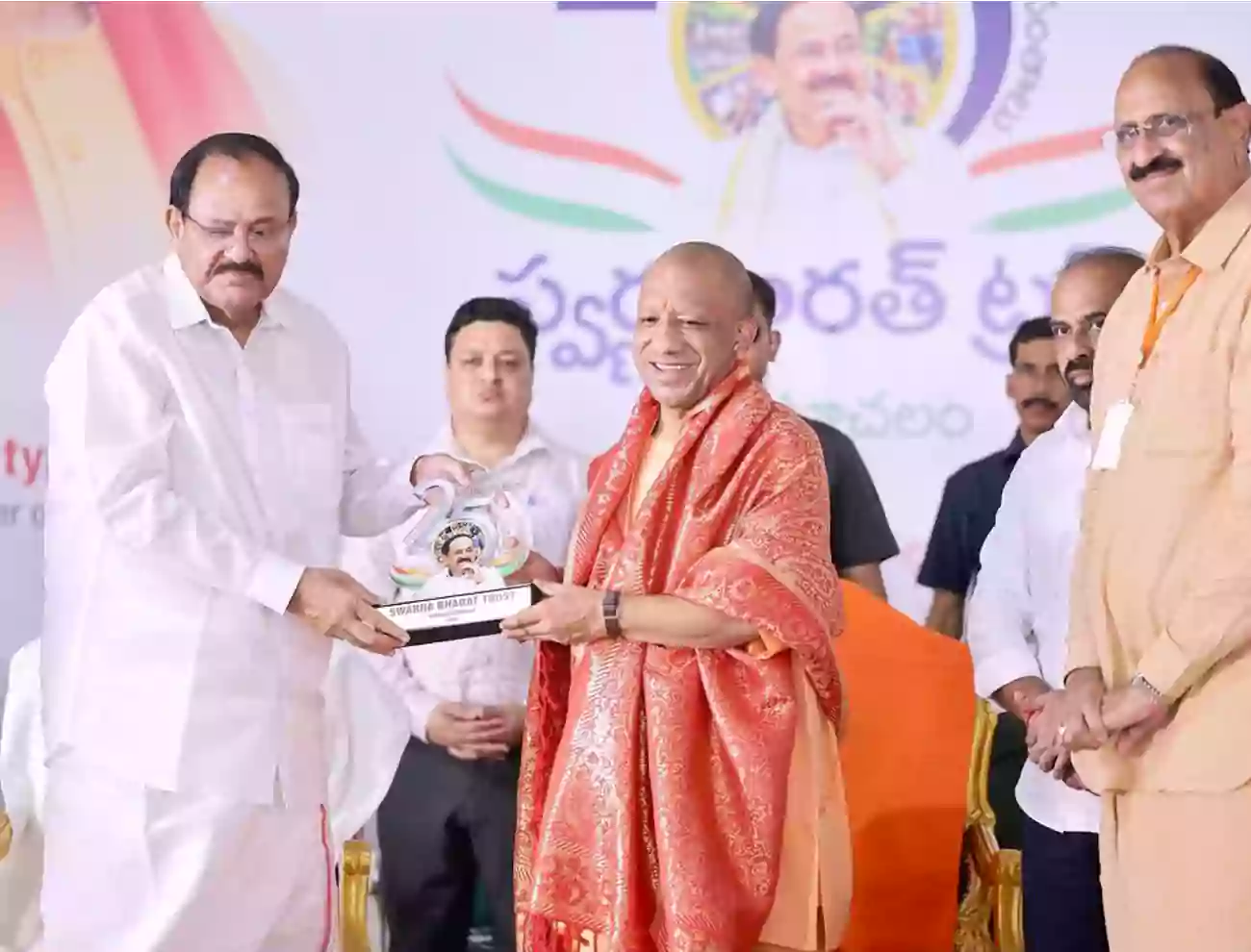నెల్లూరుకు విచ్చేసిన యోగి ఆదిత్యానాథ్..