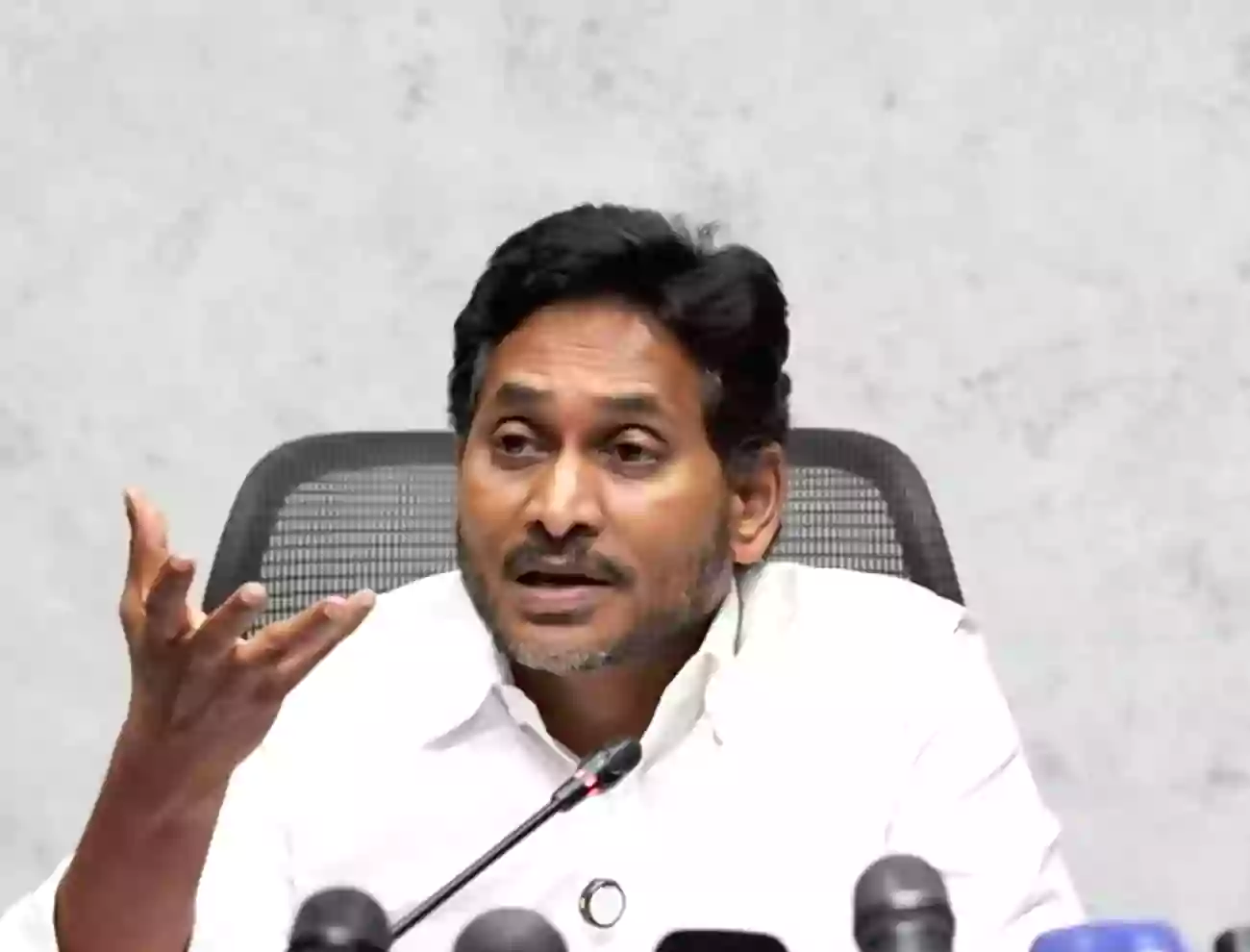 కాక్రోచ్ లు పుట్టుకొచ్చేది ఇందుకే..: వైఎస్ జగన్