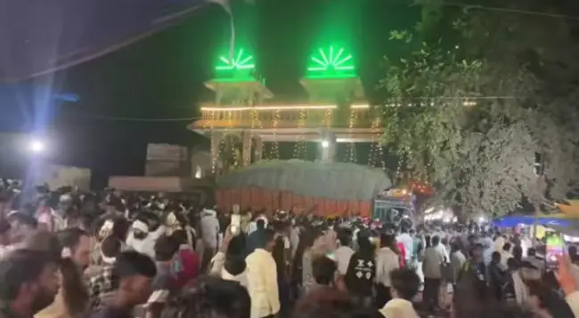 భక్తులపైకి దూసుకెళ్లిన ట్రక్కు..12 మంది మృతి