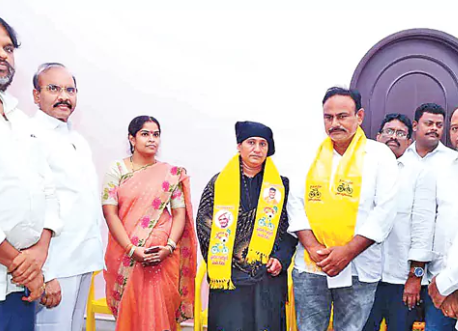 తెదేపాలో చేరిన చిలకలూరిపేట వైకాపా ఛైర్ పర్సన్ అభ్యర్థిని